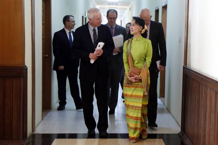 Aung San Suu Kyi dan hubungannya dengan militer Myanmar