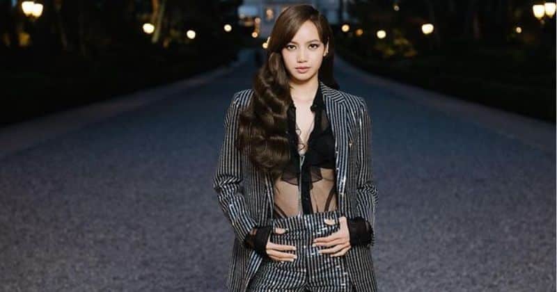 Terpukau Gaya Lisa BLACKPINK di Victorias Secret Fashion Show