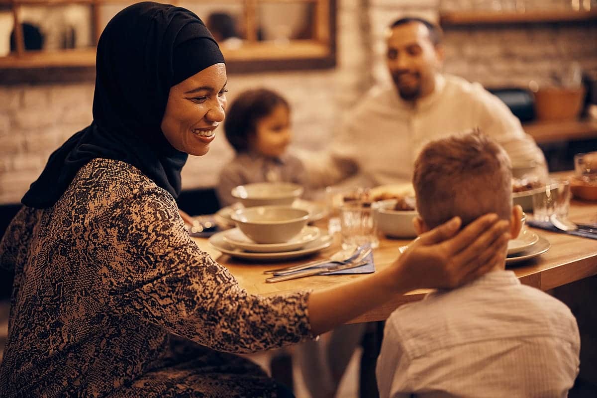 Alasan Happy Asmara Makan Saat Puasa Di Depan Umum