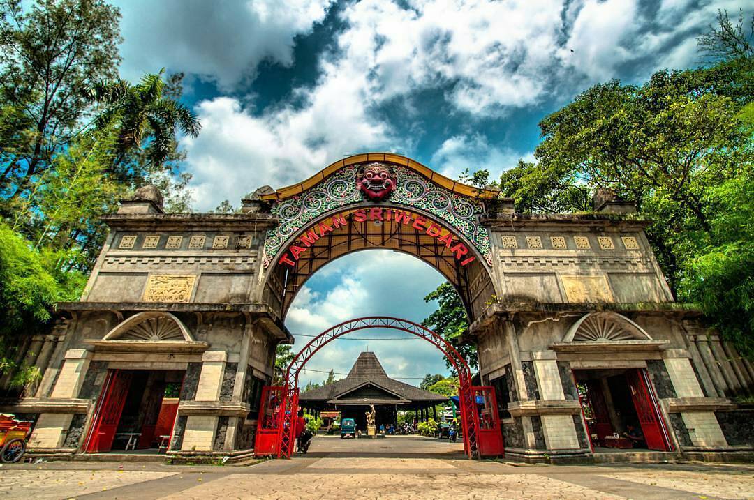 Cetho candi karanganyar ceto destinasi gunung lawu jalur pendakian paket nava tamu favorit diminati tahun uprint papan kalah tawangmangu tertua